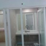 Obra de instalación de cabina de suguridad en tienda de Compro Oro