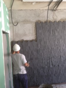 Alicatado de piedra en interior de casa