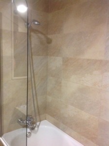 Alicatado de cuarto de baño. Bañera y mampara