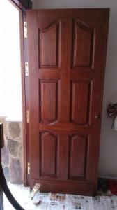 Puerta de madera exterior restaurada