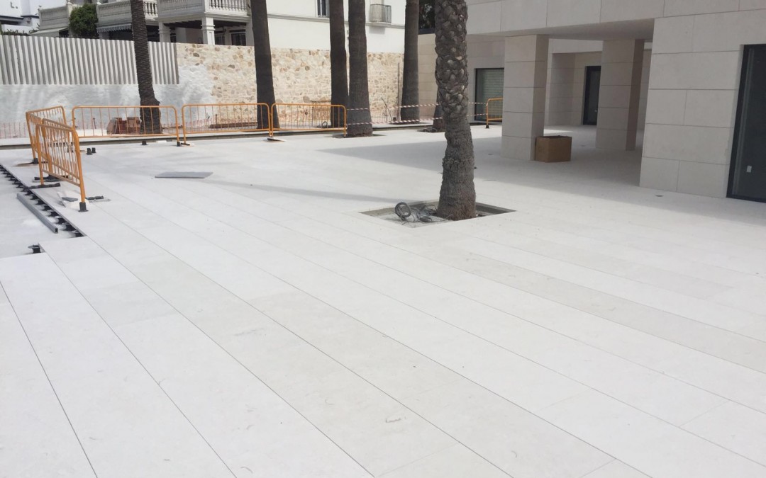 Colocación de suelo técnico elevado