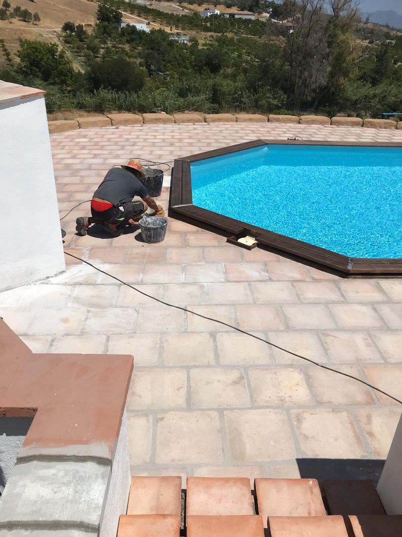 enlosado exterior de piscinas en Málaga