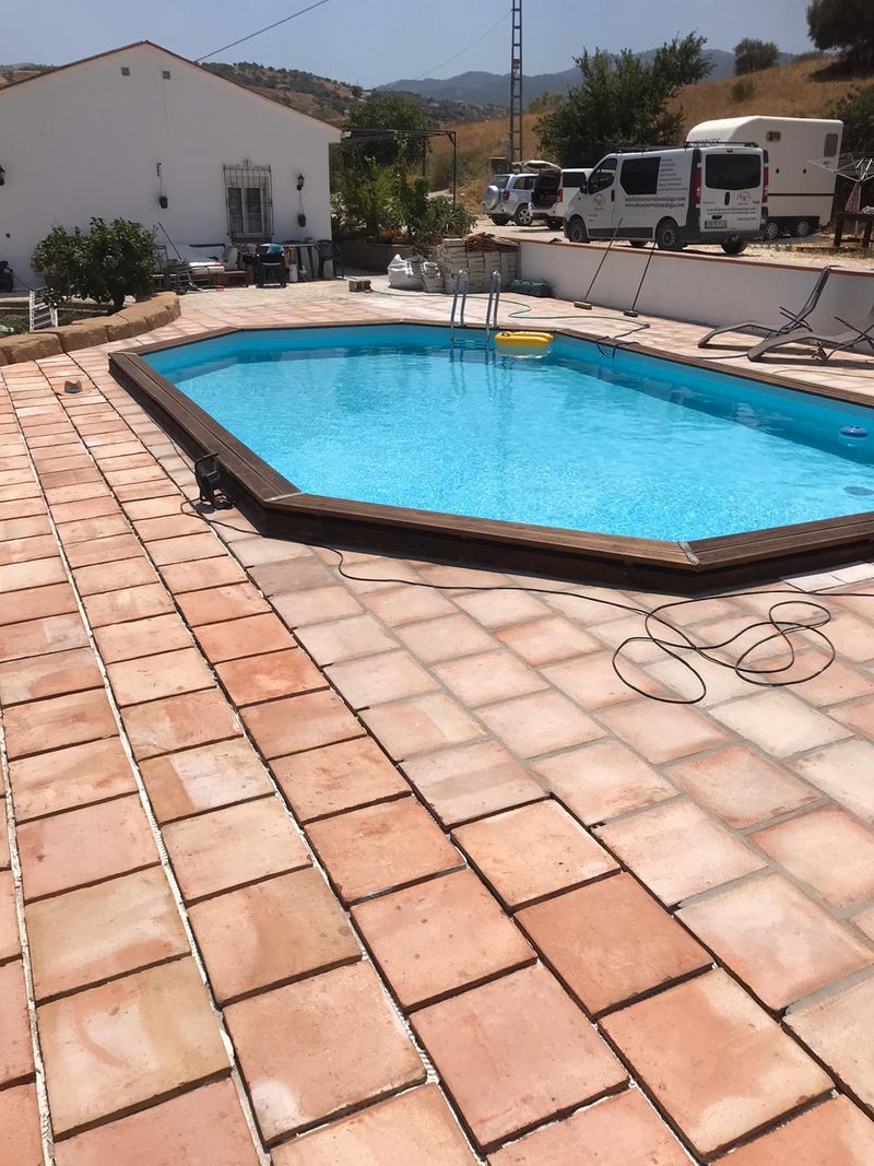 enlosado exterior de piscinas en Málaga