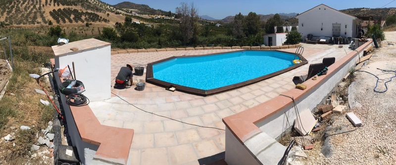 enlosado exterior de piscinas en Málaga